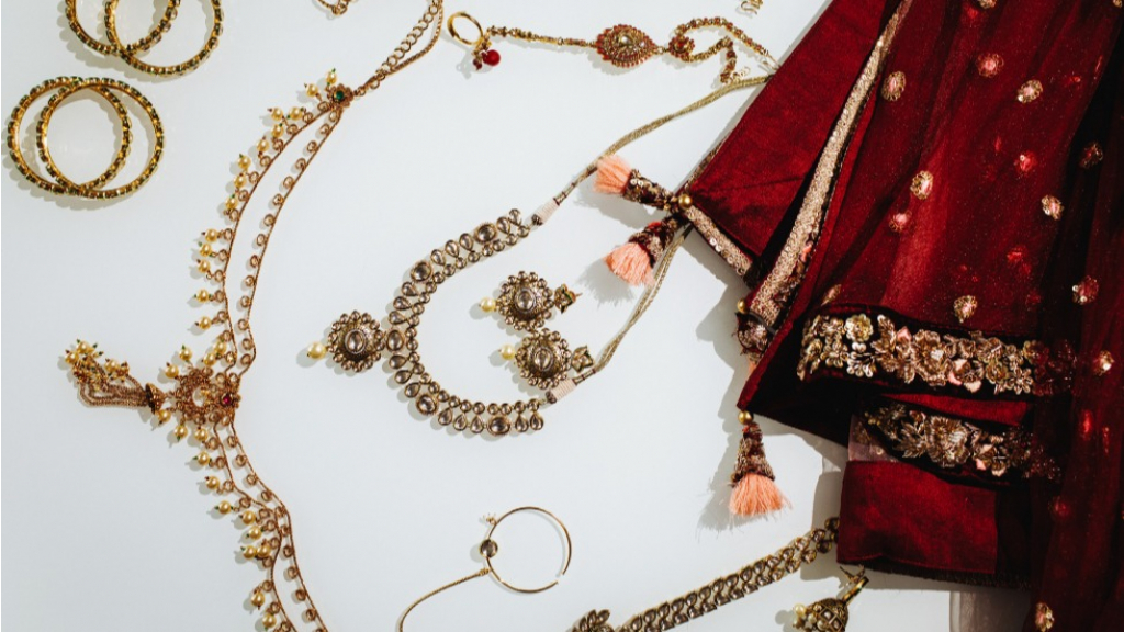 Accessorizing Traditional Wear: Jewelry & Footwear for a Festive Look